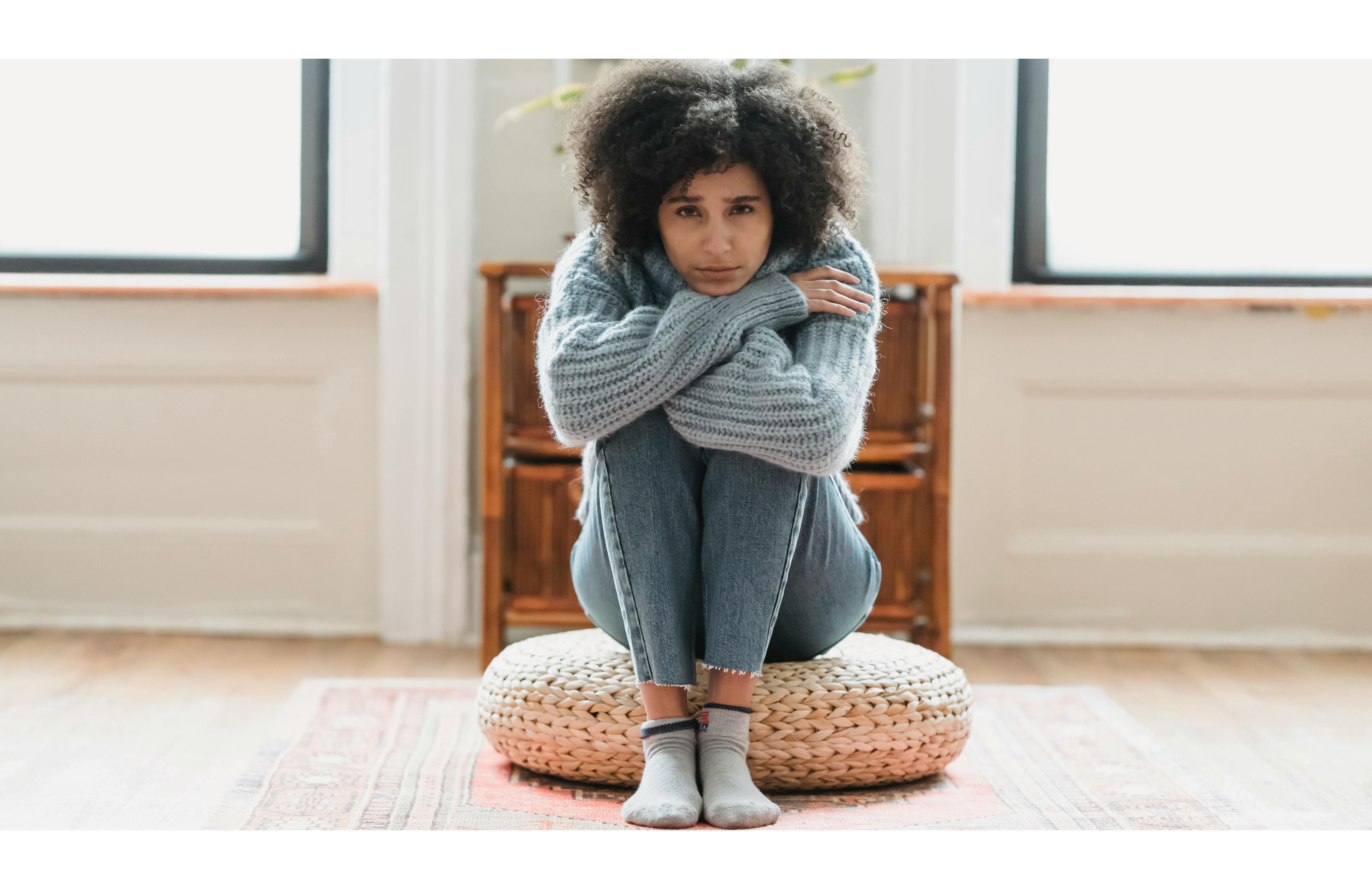 Woman sitting on a cushionn